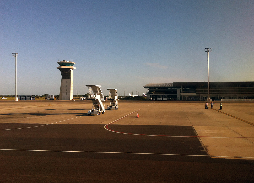 Pista y torre de control del aeropuerto